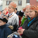 Mędrcy między drewnianymi chałupami