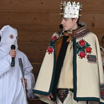 Mędrcy między drewnianymi chałupami