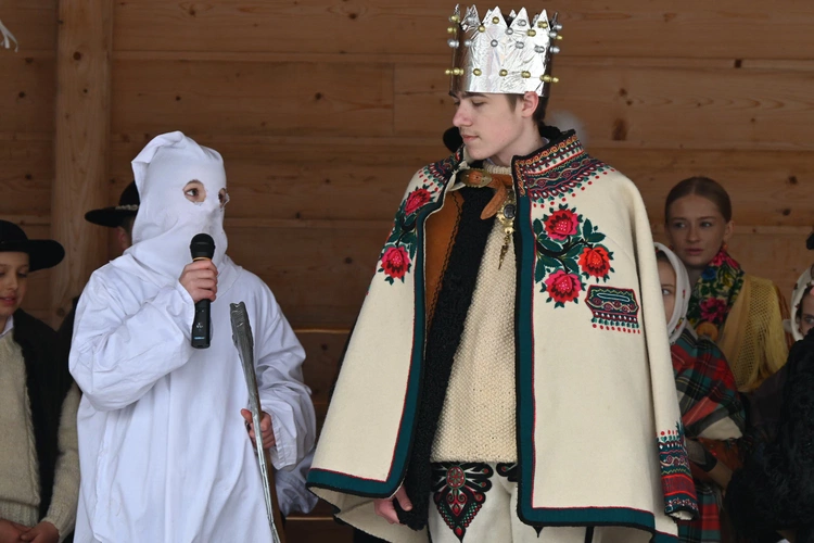 Mędrcy między drewnianymi chałupami