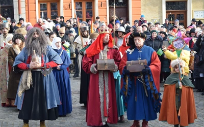 Kłaniajcie się królowie!