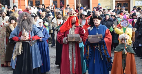 Kłaniajcie się królowie!