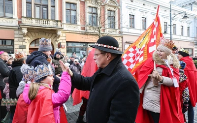 Kard. Ryś śpiewa kolędę na Orszaku Trzech Króli. "Dzisiaj mi się ułożyły trzy nowe zwrotki..." 