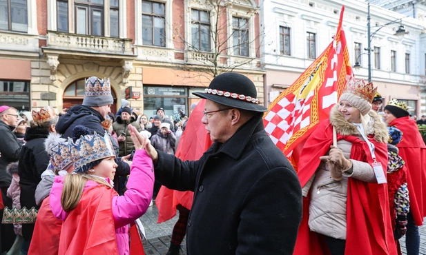 Kard. Ryś śpiewa kolędę na Orszaku Trzech Króli. "Dzisiaj mi się ułożyły trzy nowe zwrotki..." 