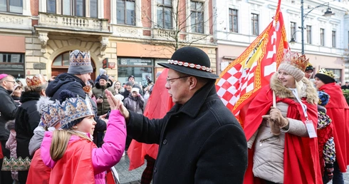 Kard. Ryś śpiewa kolędę na Orszaku Trzech Króli. "Dzisiaj mi się ułożyły trzy nowe zwrotki..." 