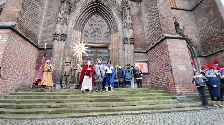 Książę i Królowie wspólnie w orszaku