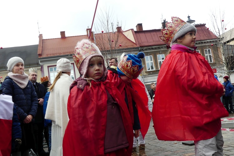 Orszak Trzech Króli w Bielsku-Białej 2025 - w drodze do stajenki na pl. Wojska Polskiego