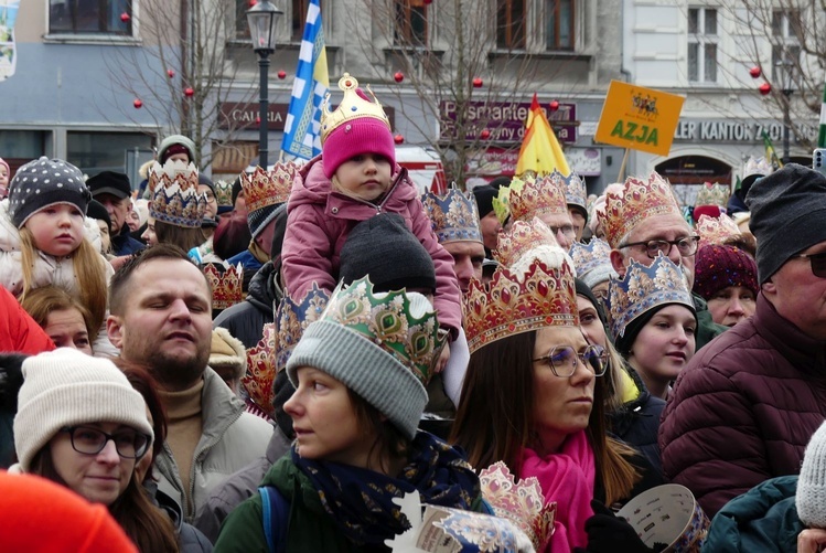 Orszak Trzech Króli w Bielsku-Białej 2025 - w drodze do stajenki na pl. Wojska Polskiego