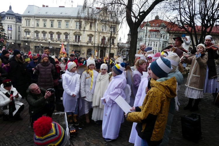 Orszak Trzech Króli w Bielsku-Białej 2025 - w drodze do stajenki na pl. Wojska Polskiego