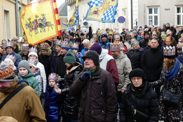 Orszak Trzech Króli w Bielsku-Białej 2025 - w drodze do stajenki na pl. Wojska Polskiego