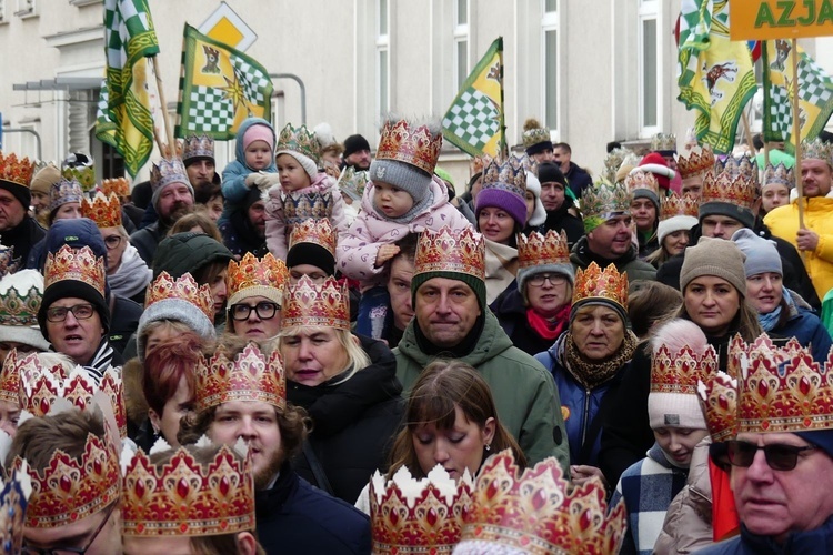 Orszak Trzech Króli w Bielsku-Białej 2025 - w drodze do stajenki na pl. Wojska Polskiego