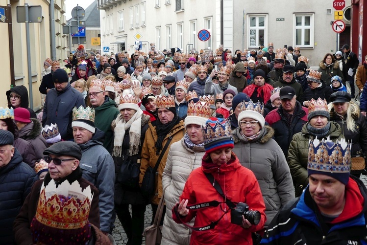 Orszak Trzech Króli w Bielsku-Białej 2025 - w drodze do stajenki na pl. Wojska Polskiego