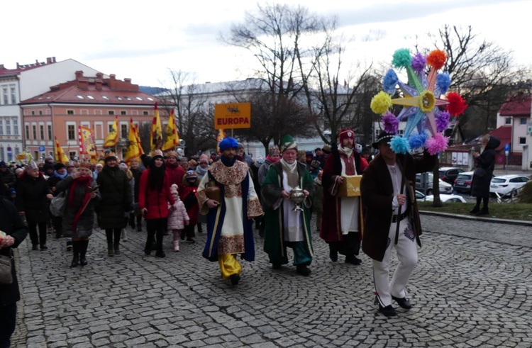 Orszak Trzech Króli w Bielsku-Białej 2025 - w drodze do stajenki na pl. Wojska Polskiego