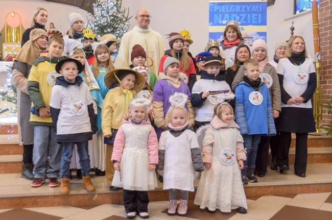 Ks. Radosław Kacprzak z uczestnikami pierwszego Orszaku Trzech Króli.