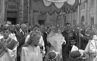 Salami z religii. Jak zapisała się w historii walka rządzących ze szkolną katechezą 
