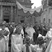 Salami z religii. Jak zapisała się w historii walka rządzących ze szkolną katechezą 