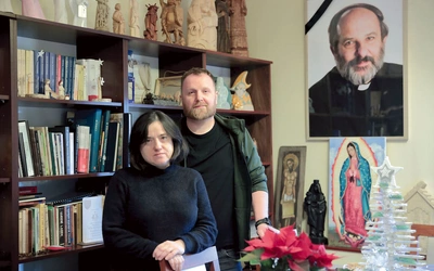 „Księże, pomóż”. W Radwanowicach na każdym kroku widać ślady obecności ks. Isakowicza-Zaleskiego