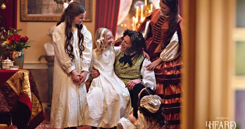Mocną stroną filmu są kreacje mało do tej pory znanych aktorów. Na zdjęciu od prawej: Rachel Day Hughes jako Fanny Longfellow i Stephen Atherholt w roli poety Henry’ego Longfellowa. 