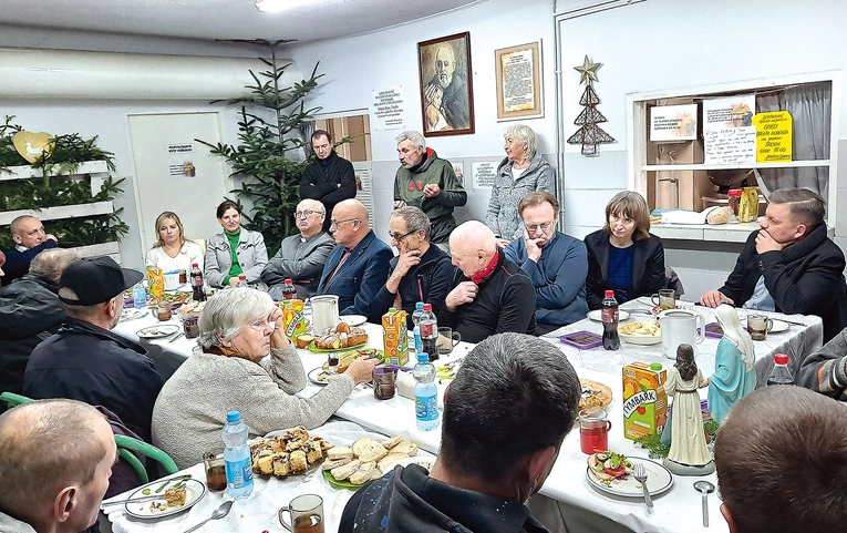 Goście małego jubileuszu i uczestnicy środowych spotkań przy wspólnym stole. 