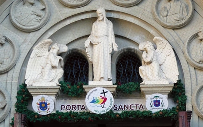 Znaki obchodów nad drzwiami kościołów jubileuszowych zapraszają do korzystania z łask tego okresu.