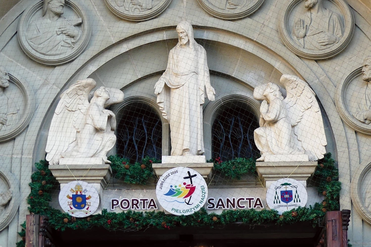 Znaki obchodów nad drzwiami kościołów jubileuszowych zapraszają do korzystania z łask tego okresu.