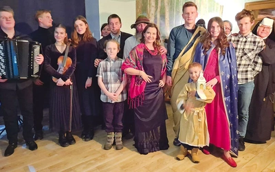 Autorzy i wykonawcy spektaklu o wędrówce Maryi, Józefa i Jezusa. 