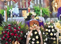 Podczas liturgii pogrzebowej.