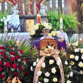 Podczas liturgii pogrzebowej.