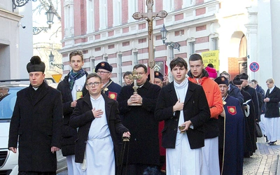 Procesja do świątyni katedralnej.