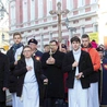 Procesja do świątyni katedralnej.