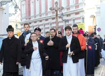 Procesja do świątyni katedralnej.
