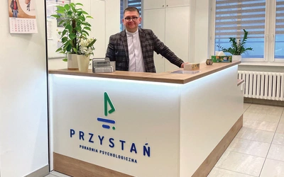 Ks. Kazimierz Musioł zaprasza do korzystania z oferty Przystani w obu lokalizacjach poradni: w Katowicach (na zdjęciu) i w Rybniku. 