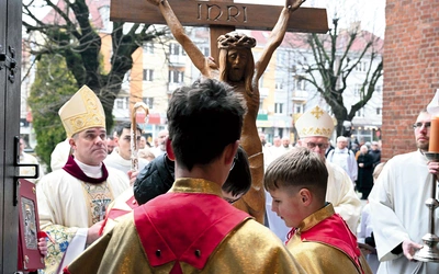 Uroczyste wejście do katedry.
