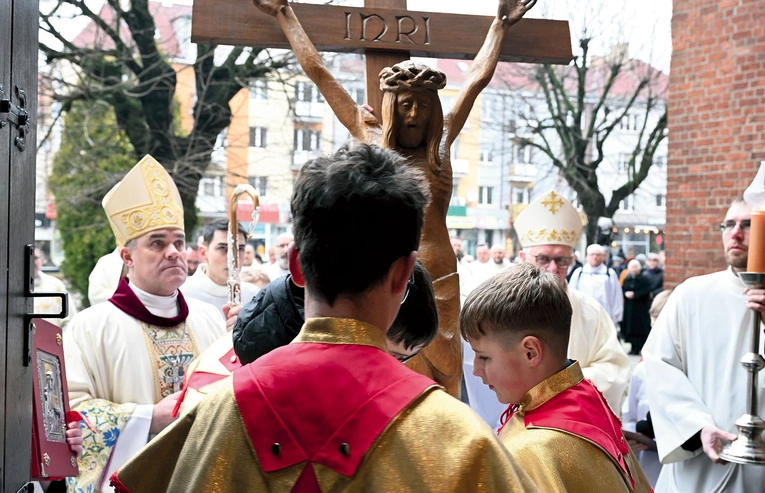 Uroczyste wejście do katedry.