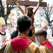 Uroczyste wejście do katedry.