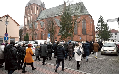 Procesja do katedry w ramach otwarcia obchodów.