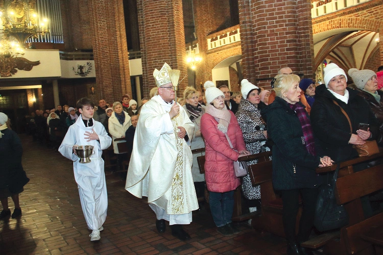 Biskup Zadarko pokropił wiernych wodą święconą.