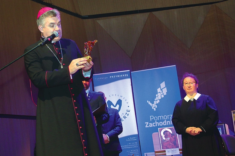Biskup Zieliński docenił troskę o to miejsce jego obecnych gospodyń.