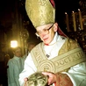 Katedra na Wawelu, 1999 r. Kard. Franciszek Macharski z medalionem jubileuszowym.