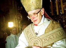 Katedra na Wawelu, 1999 r. Kard. Franciszek Macharski z medalionem jubileuszowym.