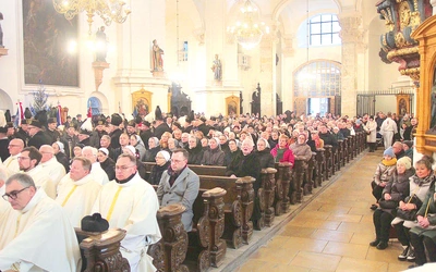 Ceremonie rozpoczęły się w wyremontowanym kościele pw. św. Jana Chrzciciela.
