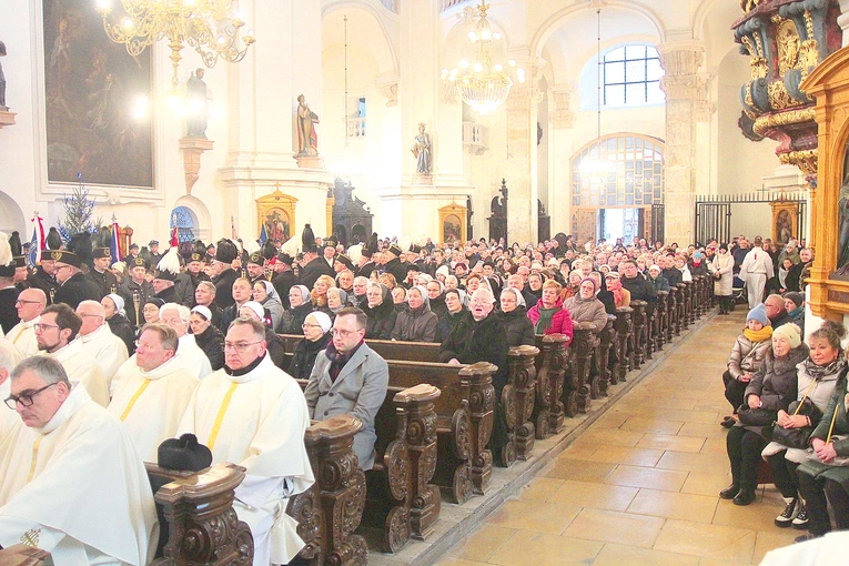 Ceremonie rozpoczęły się w wyremontowanym kościele pw. św. Jana Chrzciciela.