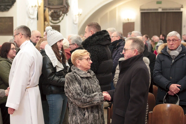 Spojrzenia głęboko w oczy, łzy wzruszenia, uśmiechy – odnawianiu przysięgi często towarzyszyły emocje sprzed lat.