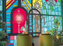 W diecezji płockiej już blisko dwa tysiące osób przez 24 godziny na dobę adorują Jezusa.
