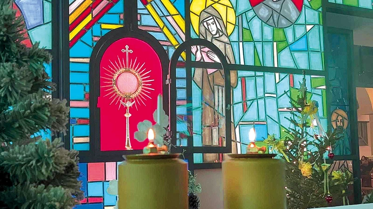 W diecezji płockiej już blisko dwa tysiące osób przez 24 godziny na dobę adorują Jezusa.