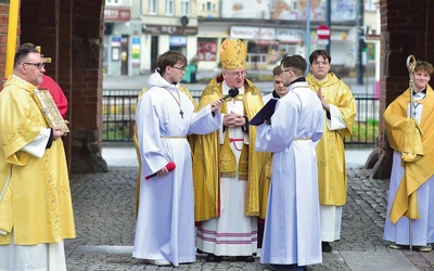 	– Uroczyście otwieramy Rok Jubileuszowy 2025 w naszej archidiecezji  – wybrzmiały przy Wysokiej Bramie w Olsztynie słowa wypowiedziane przez metropolitę warmińskiego.