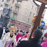 	Przed wejściem do świątyni hierarcha wraz z wiernymi  oddali cześć niesionemu na czele krucyfiksowi.