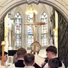 	Przez główne drzwi katedry pasterz tarnowskiej diecezji wniósł krzyż jubileuszowy.