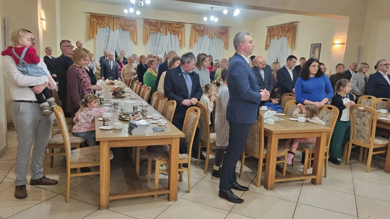	Przedstawiciele wspólnot, którzy posługują parom sakramentalnym i ich dzieciom, w seminaryjnym refektarzu.