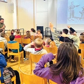 	Lekcja o dzielnych żołnierzach i równie dzielnym niedźwiadku Wojtku.