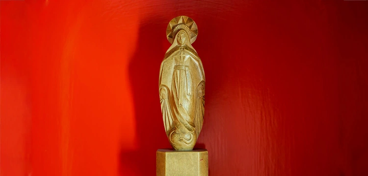 Figurka Matki Bożej zza Drutów